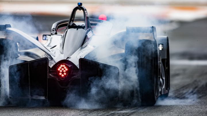 Buemi con el Nissan de Fórmula E en Valencia 2019.