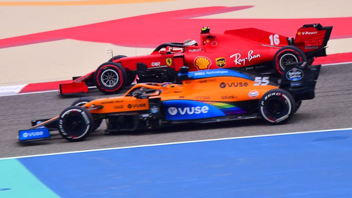 Carlos Sainz (McLaren MCL35) y Charles Leclerc (Ferrari SF1000). Bahréin, F1 2020.