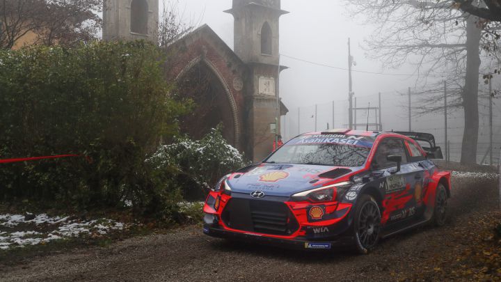Susto de Evans y victoria de Neuville en el primer asalto