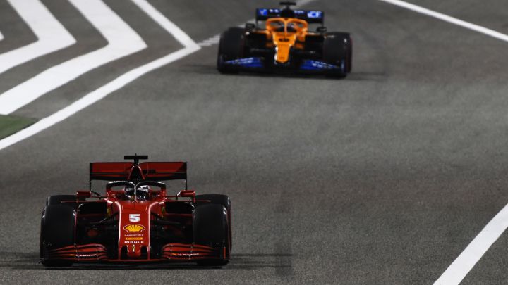 Sebastian Vettel (Ferrari SF1000) y Carlos Sainz (McLaren MCL35). Bahréin, F1 2020.