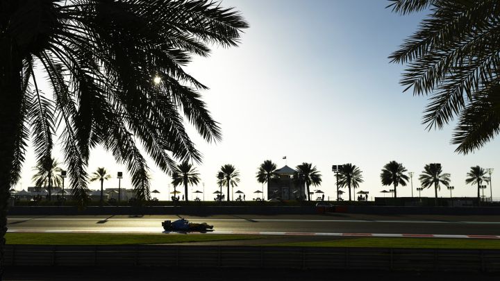 Fernando Alonso, con el Renault R25 en Abu Dhabi. F1 2020.