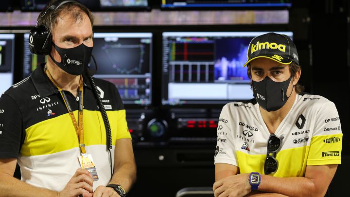 Alan Permane y Fernando Alonso, en Bahréin. F1 2020.