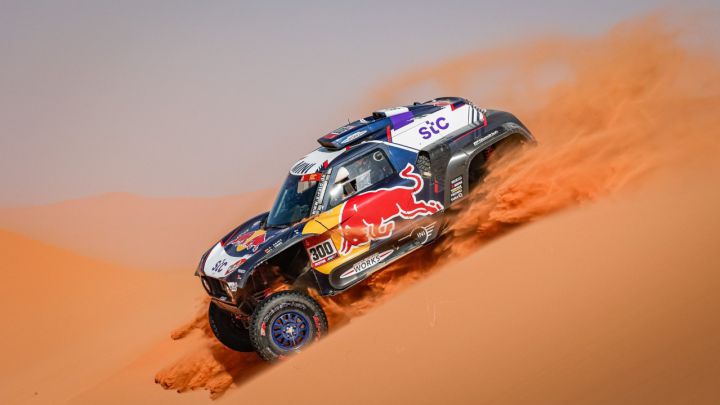 Carlos Sainz entre las dunas durante la Etapa 3 del Dakar