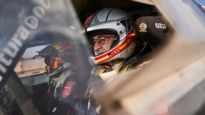 Manolo y Mónica Plaza en su coche del Dakar.