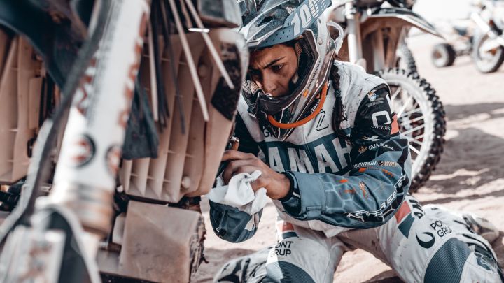 Sara García trabaja en su Yamaha durante el Dakar.