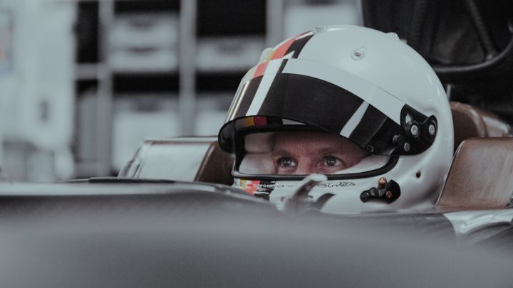 Vettel en una de sus visitas a la fábrica de Aston Martin.