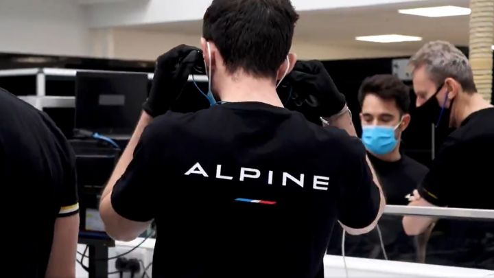 Los mecánicos de Alpine trabajando en el coche de Alonso.