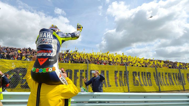 Rossi cumple hoy 42 y Fonsi no le ve retirándose sin público