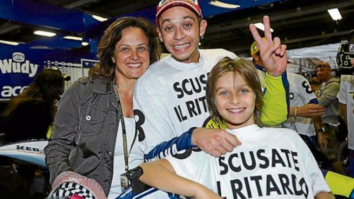 Rossi celebra junto a su madre y su hermano un título