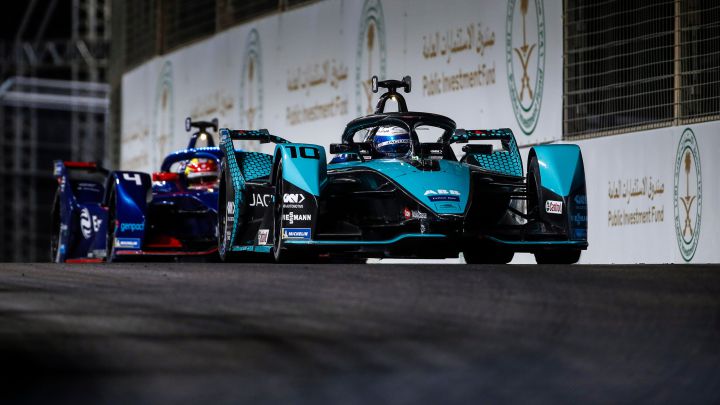 Sam Bird por delante de Robin Frijns en Diriyah.
