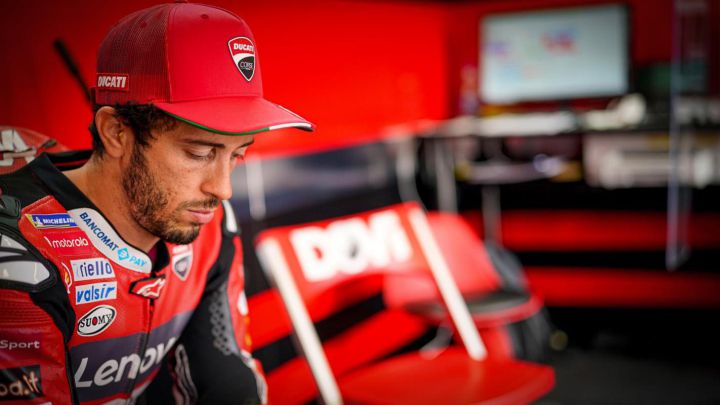 Andrea Dovizioso en el box de Ducati en 2020.