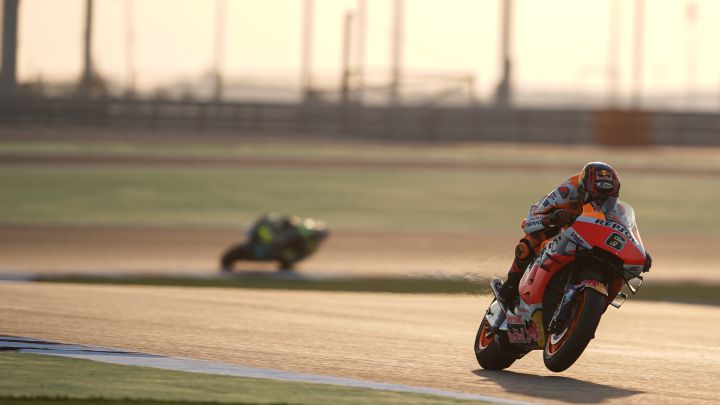 Bradl durante la primera jornada de test de MotoGP en Qatar