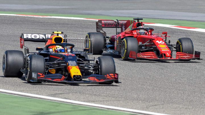 Sergio Pérez (Red Bull RB16B) y Charles Leclerc (Ferrari SF21). Bahréin, F1 2021.