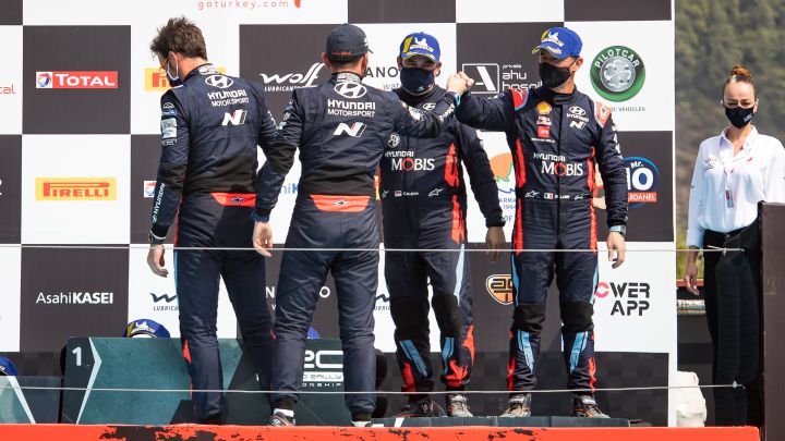 Loeb saluda a Gilsoul en el podio del 2020 en Turquía.