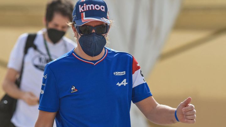 Fernando Alonso en Bahréin durante los test.