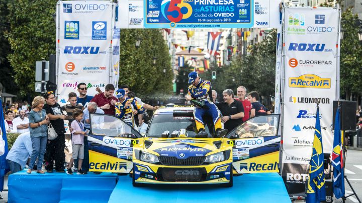 Cohete Suárez celebra su victoria en su rally de casa