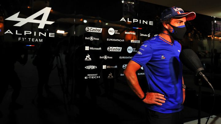 Fernando Alonso hablando con la prensa en Bahréin.