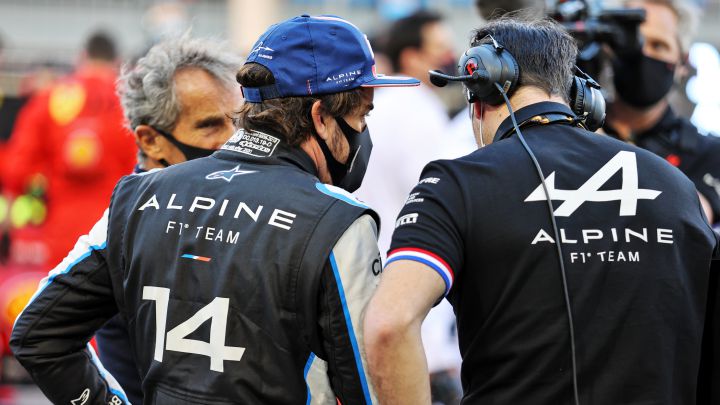 Fernando Alonso en la parrilla del GP de Bahréin.