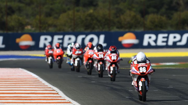 Holgado arrasa en la prueba del Mundial Junior de Moto3