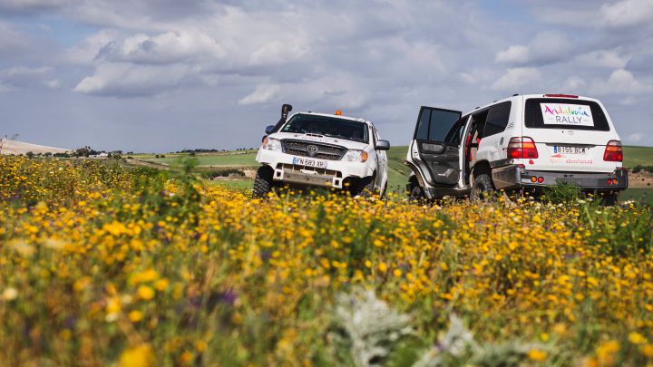 Coches de la organización del Rally de Andalucía durante los reconocimientos de la prueba.