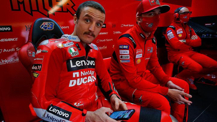 Miller se dispara con el asfalto mojado y quinto de Márquez