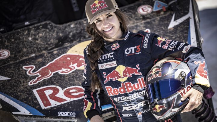 Cristina Gutiérrez con su buggy de Red Bull en Andalucía.
