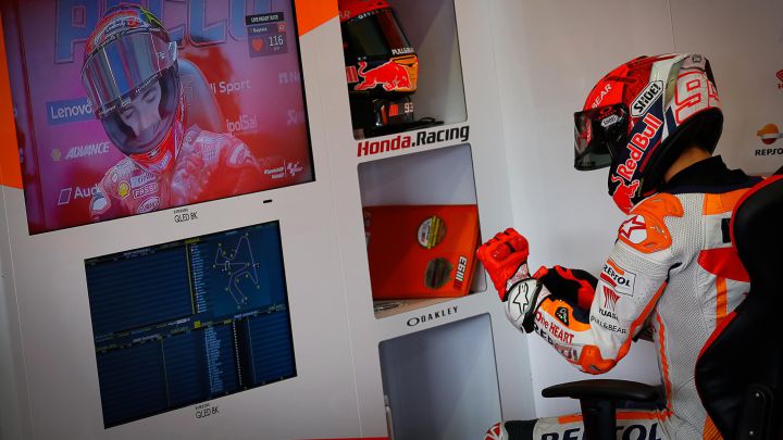 Marc Márquez en el box del Repsol Honda.