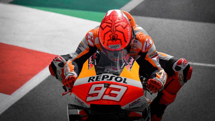 Márquez se la lía a Maverick y pole de récord para Quartararo