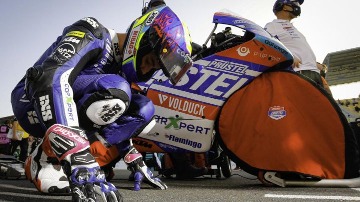 Jason Dupasquier junto a su moto.
