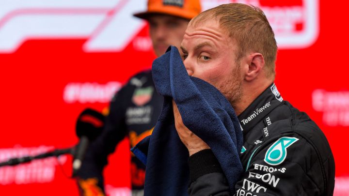 Bottas estalla contra Mercedes
