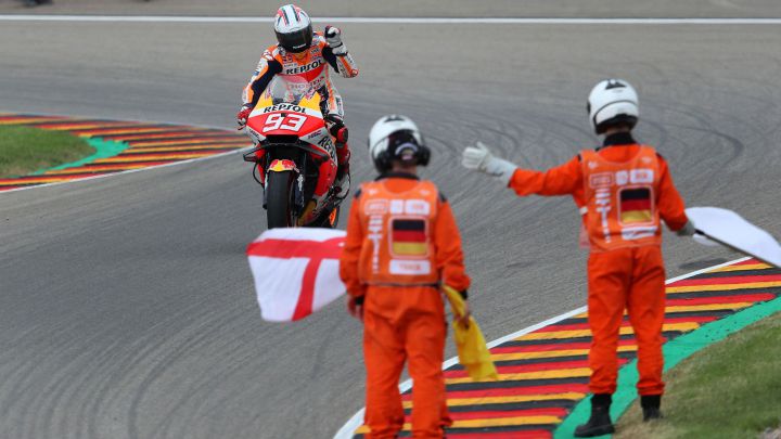 Márquez celebra su victoria en Sachsenring.