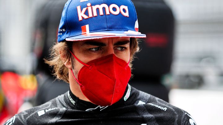 Fernando Alonso en el paddock durante un gran premio de 2021
