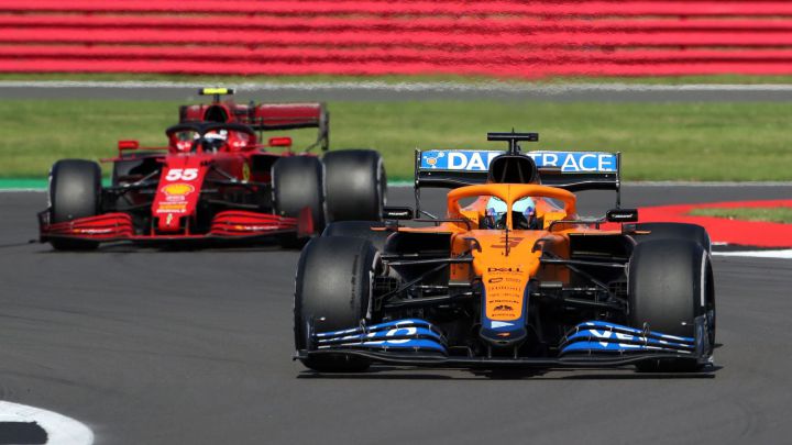 Carlos Sainz (Ferrari SF21), tras Daniel Ricciardo (McLaren MCL35M). Silverstone, Gran Bretaña. F1 2021.