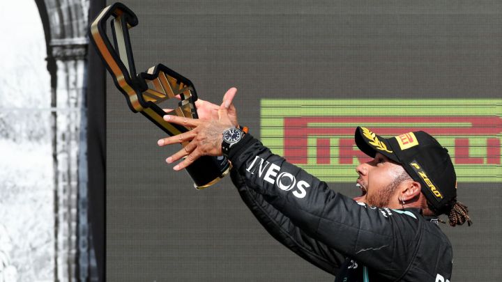 Lewis Hamilton celebrando su victoria en el GP de Gran Bretaña.