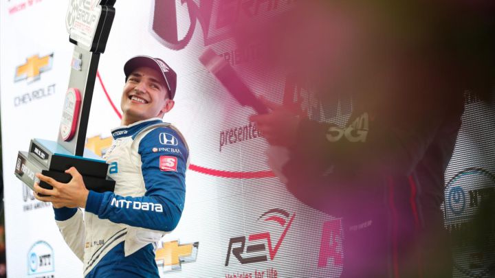 Álex Palou con el trofeo de ganador en Road America.