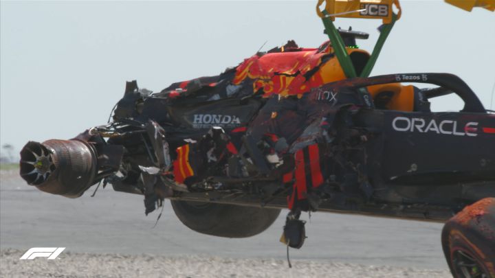 El coche de Verstappen destrozado tras el impacto en Copse