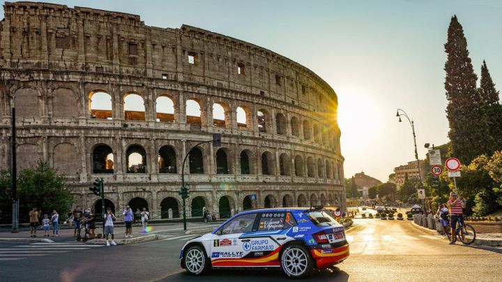 El Skoda Fabia Rally2 Evo de Efrén Llarena, en los aledaños del Coliseo.