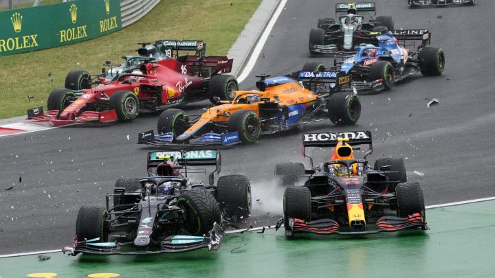 Bottas se lleva en la salida el Red Bull de Pérez