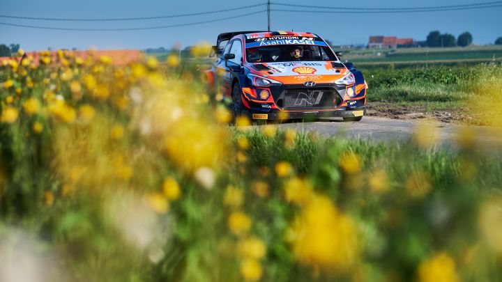 Neuville sigue al mando tras una accidentada mañana en Ypres