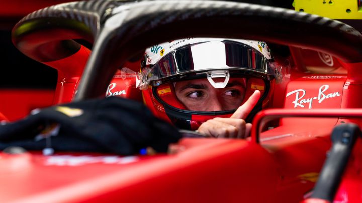 Carlos Sainz en el garaje de Ferrari durante el GP de Austria 2021