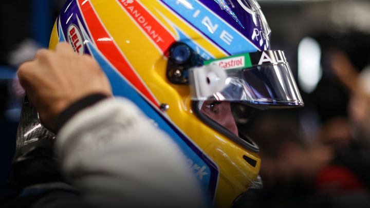 Fernando Alonso en el garaje de Alpine durante la temporada 2021