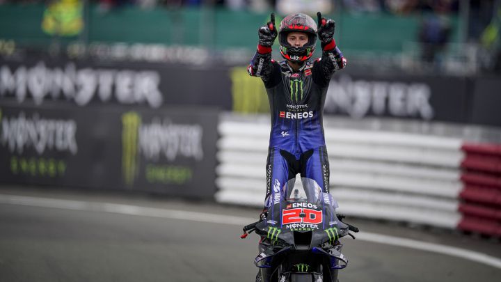 Quartararo celebra su victoria en Silverstone junto a Yamaha