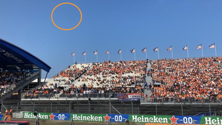 Un avión sobrevuela Zandvoort con la pancarta: "Siete veces campeón del mundo. Simply lovely".