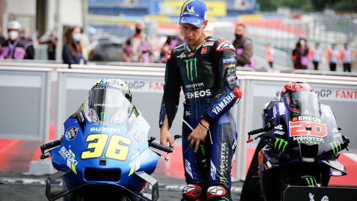 Quartararo observa la Suzuki de Joan Mir tras el GP de Estiria