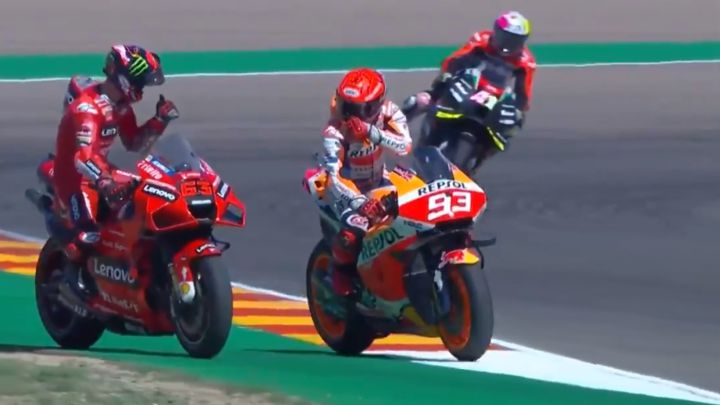 Bagnia y Márquez se saludan tras la carrera.