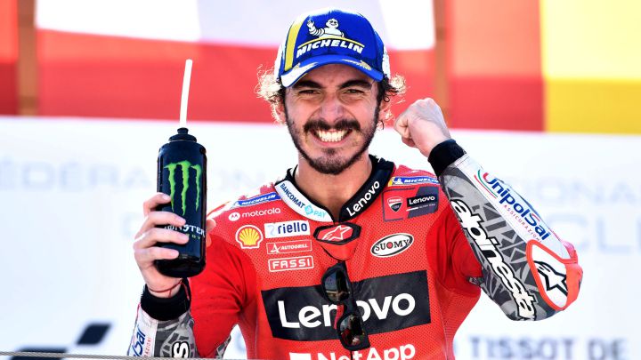 Francesco Bagnaia celebra su victoria en Aragón.
