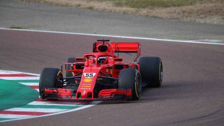 Sainz rueda junto al Ferrari de 2018 en un test en Fiorano