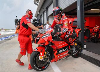 Maverick domina en seco y Bagnaia presiona a Quartararo en agua