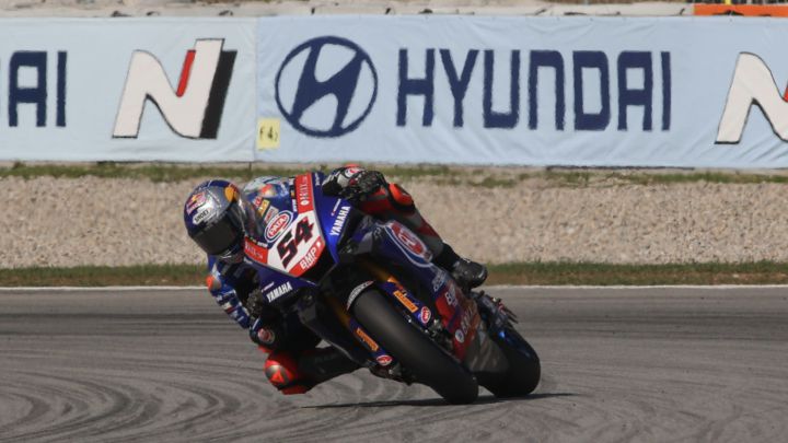 Razgatlioglu pilota su Yamaha durante el viernes en Montmeló