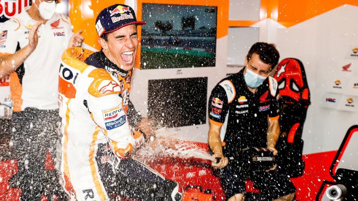 Márquez celebra su victoria en Austin dentro del garaje del Repsol Honda